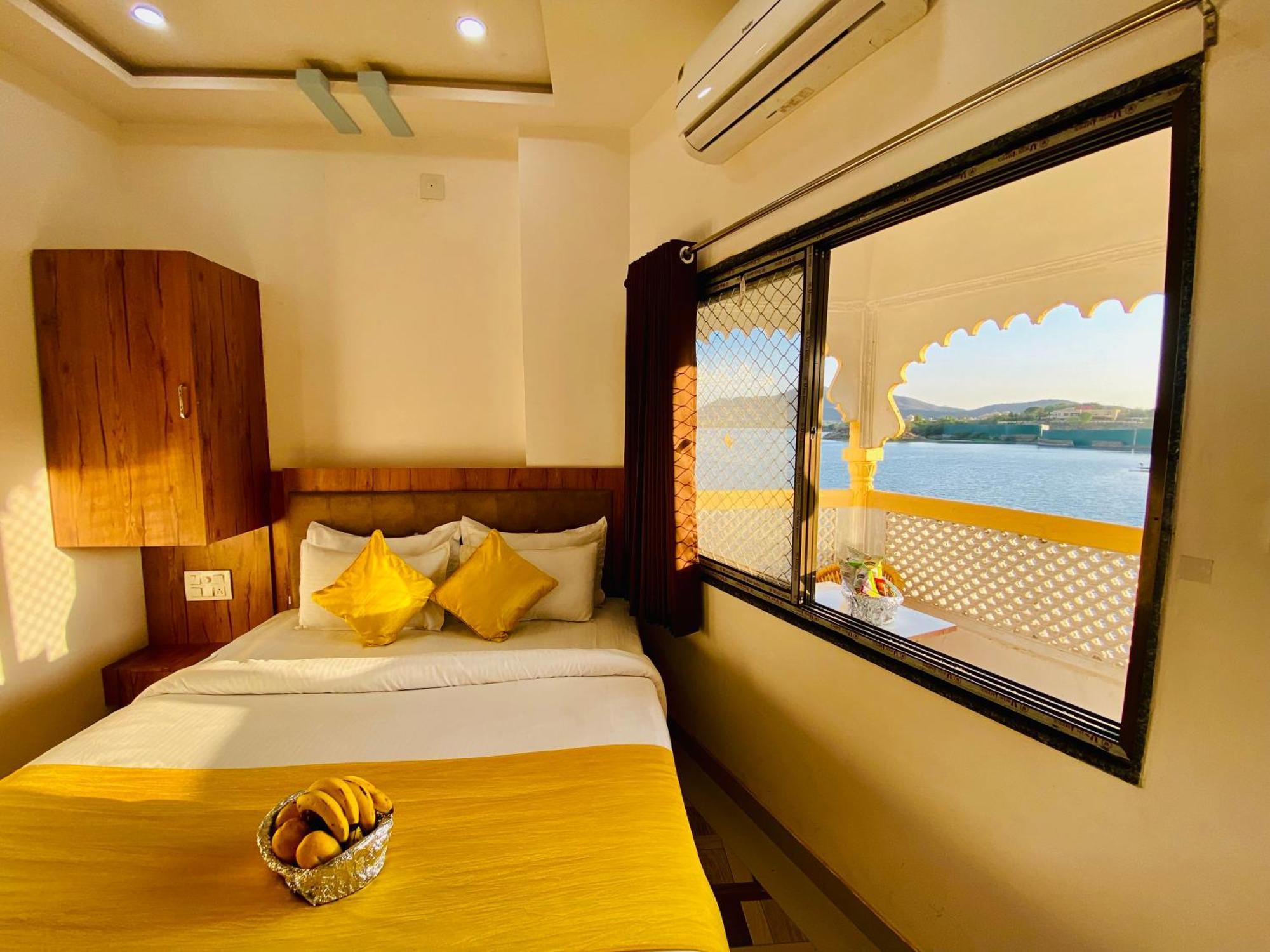 Hotel Vallabh A Lake Facing Balcony Ουνταϊπούρ Εξωτερικό φωτογραφία