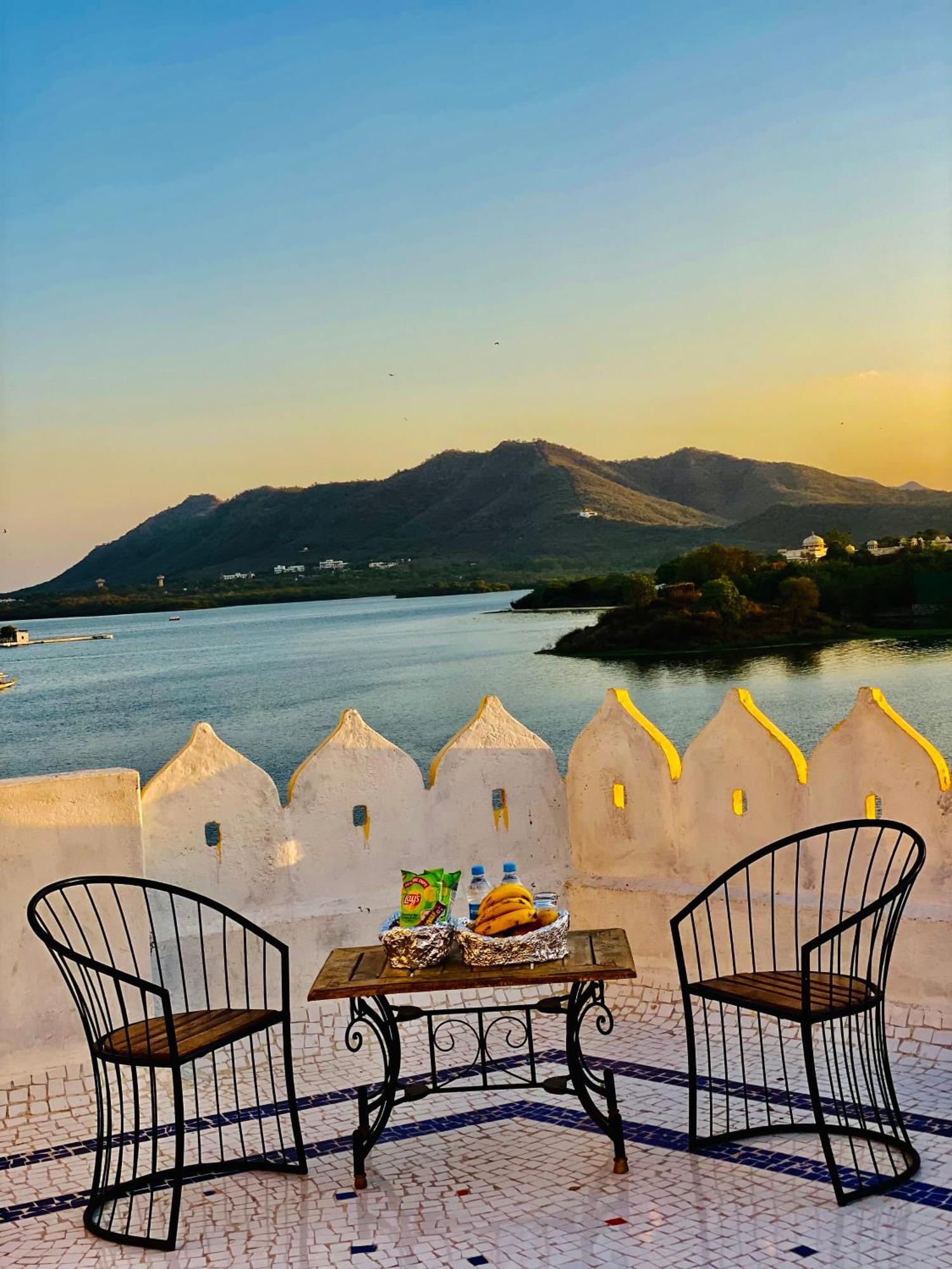 Hotel Vallabh A Lake Facing Balcony Ουνταϊπούρ Εξωτερικό φωτογραφία